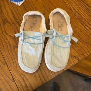 Woman’s hey dudes light blue